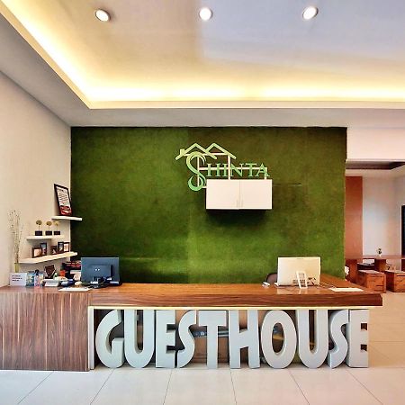 Shinta Guesthouse Malang Exterior foto