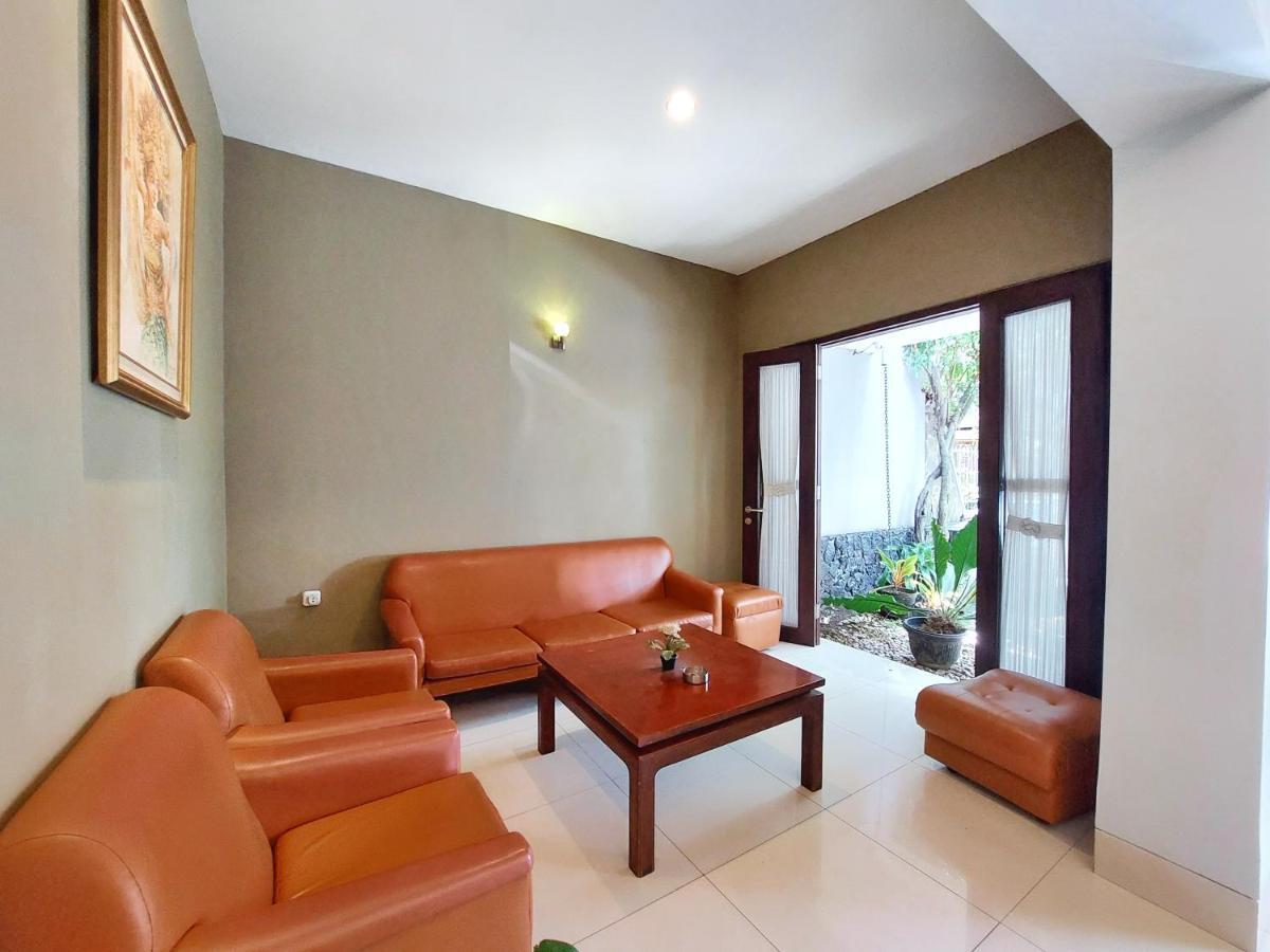 Shinta Guesthouse Malang Exterior foto