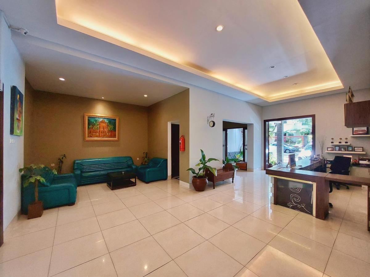 Shinta Guesthouse Malang Exterior foto