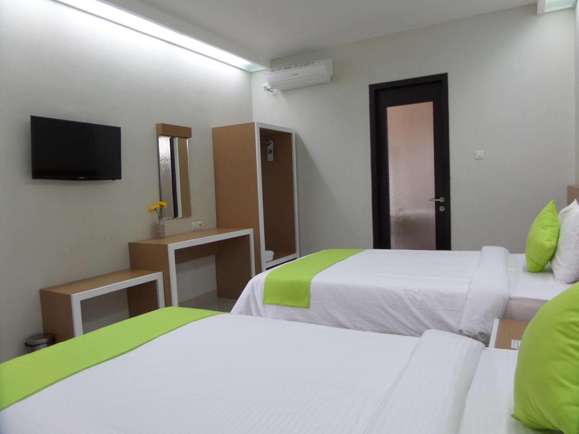Shinta Guesthouse Malang Exterior foto