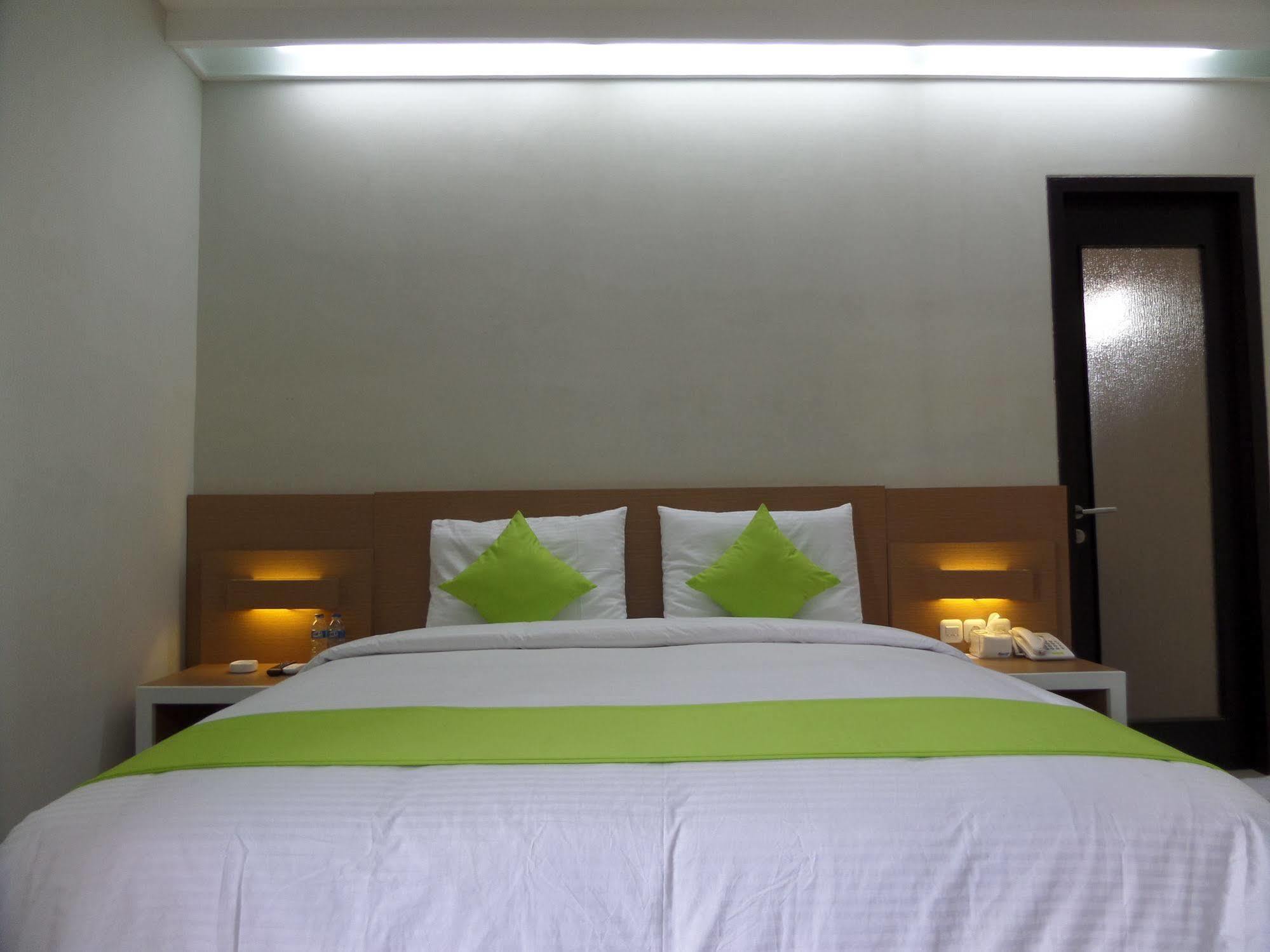 Shinta Guesthouse Malang Exterior foto
