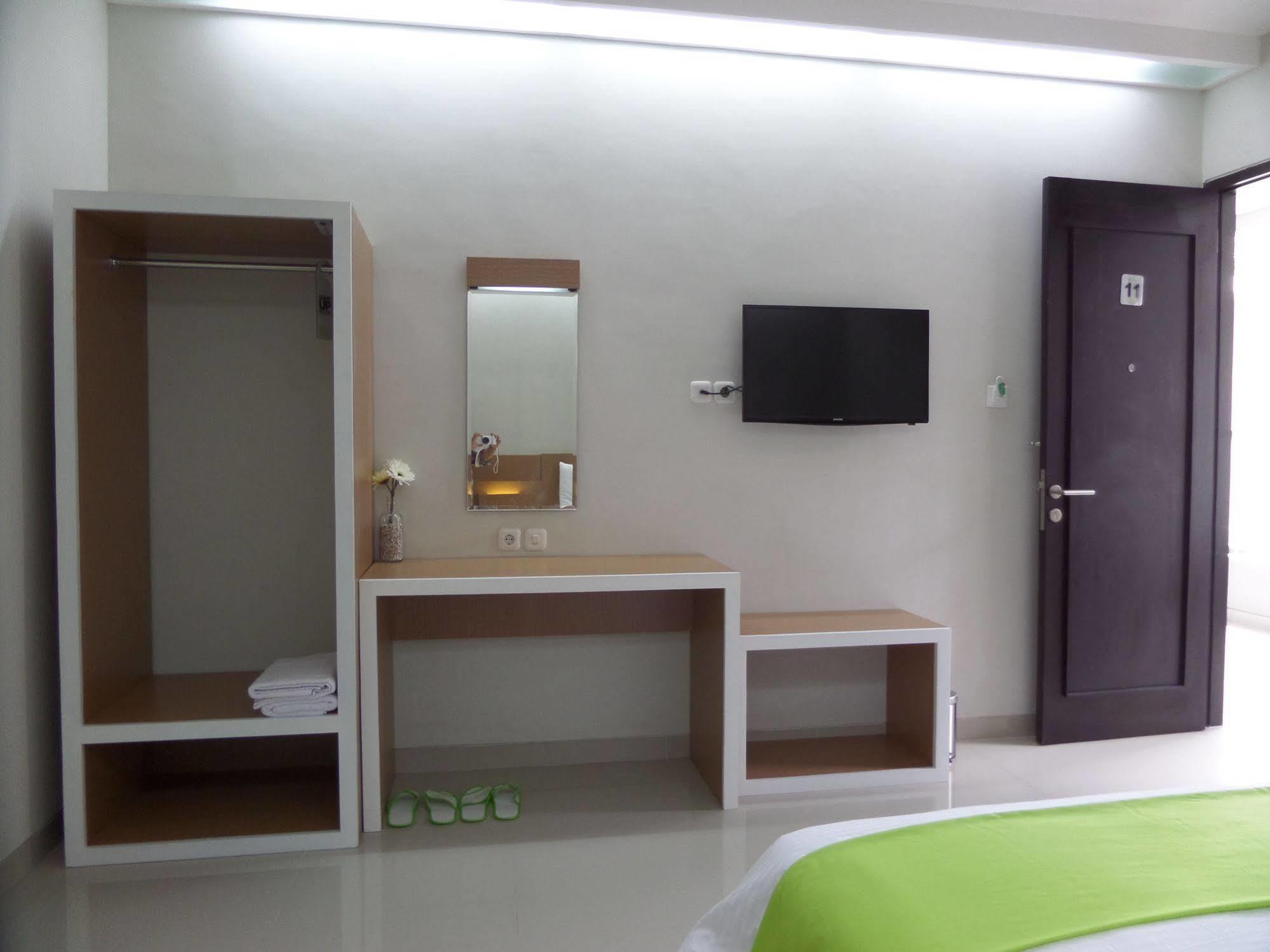 Shinta Guesthouse Malang Exterior foto