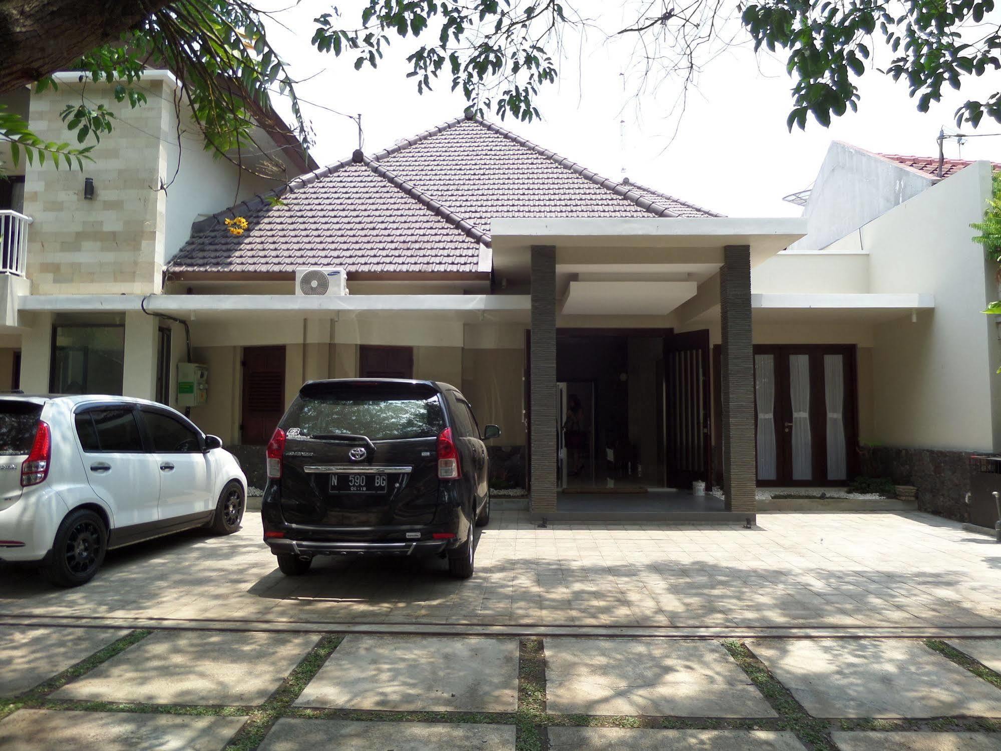 Shinta Guesthouse Malang Exterior foto