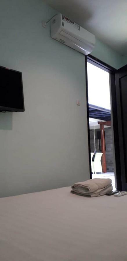 Shinta Guesthouse Malang Exterior foto